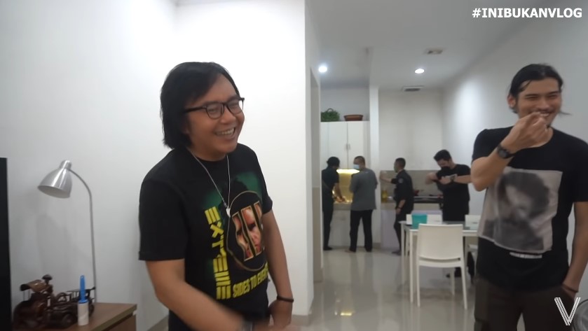 9 Penampakan dapur rumah Virzha ini minimalis minim perabotan, segaris dengan ruang tamu tanpa sekat