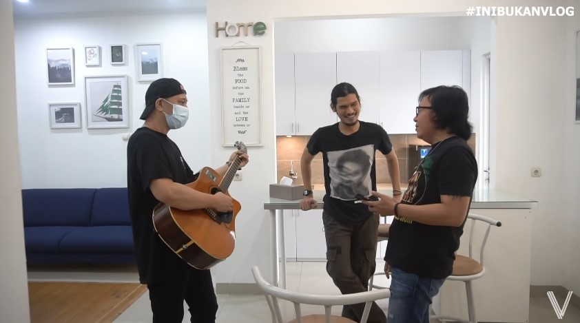 9 Penampakan dapur rumah Virzha ini minimalis minim perabotan, segaris dengan ruang tamu tanpa sekat