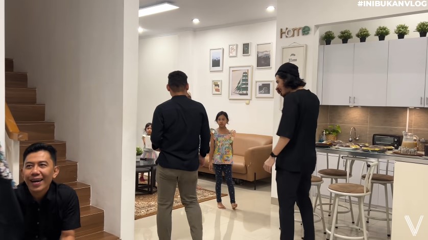 9 Penampakan dapur rumah Virzha ini minimalis minim perabotan, segaris dengan ruang tamu tanpa sekat