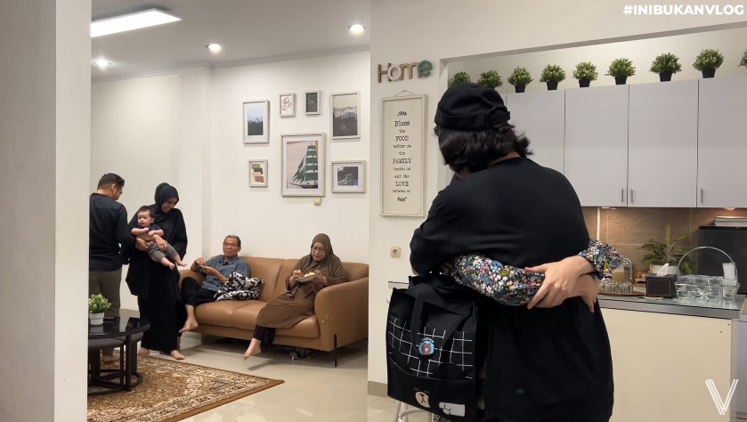 9 Penampakan dapur rumah Virzha ini minimalis minim perabotan, segaris dengan ruang tamu tanpa sekat