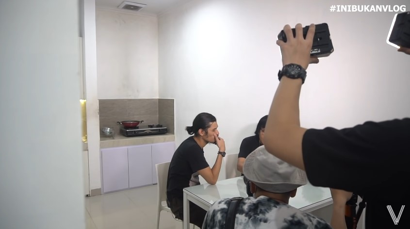 9 Penampakan dapur rumah Virzha ini minimalis minim perabotan, segaris dengan ruang tamu tanpa sekat