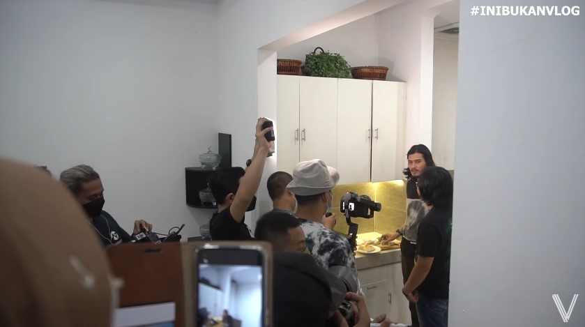 9 Penampakan dapur rumah Virzha ini minimalis minim perabotan, segaris dengan ruang tamu tanpa sekat