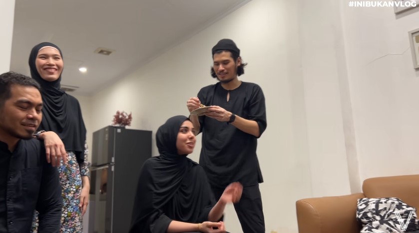 9 Penampakan dapur rumah Virzha ini minimalis minim perabotan, segaris dengan ruang tamu tanpa sekat