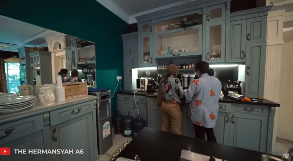 Interior rumahnya bernuansa Bali, begini 11 potret dapur Sarah Menzel jadi satu dengan ruang keluarga