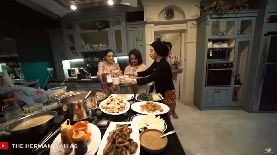 Interior rumahnya bernuansa Bali, begini 11 potret dapur Sarah Menzel jadi satu dengan ruang keluarga