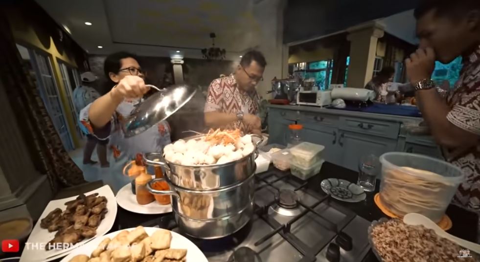 Interior rumahnya bernuansa Bali, begini 11 potret dapur Sarah Menzel jadi satu dengan ruang keluarga