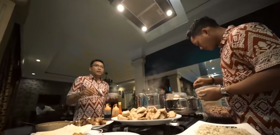 Interior rumahnya bernuansa Bali, begini 11 potret dapur Sarah Menzel jadi satu dengan ruang keluarga