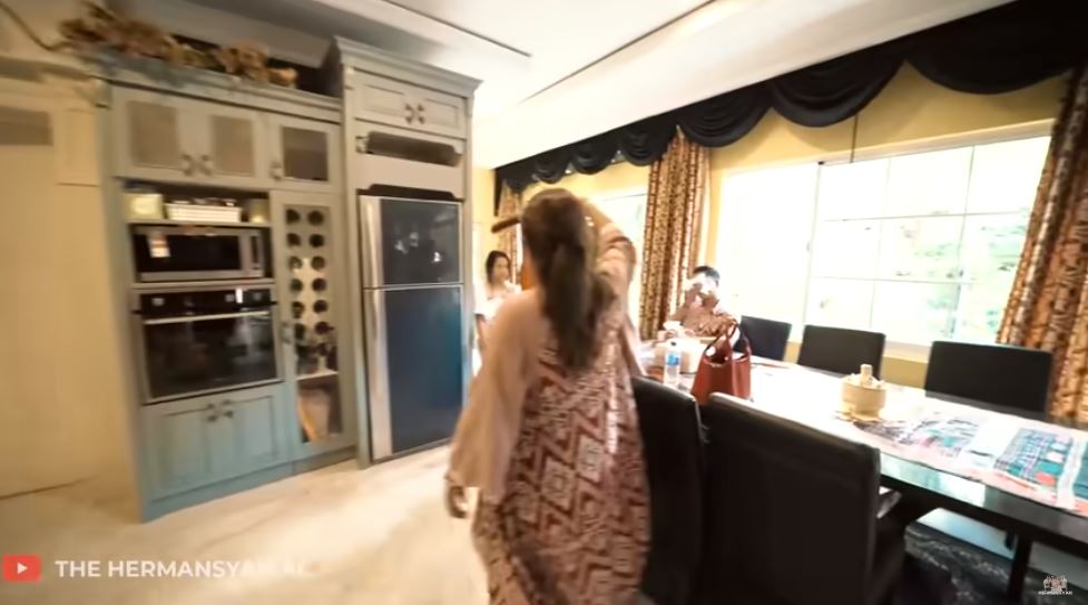 Interior rumahnya bernuansa Bali, begini 11 potret dapur Sarah Menzel jadi satu dengan ruang keluarga