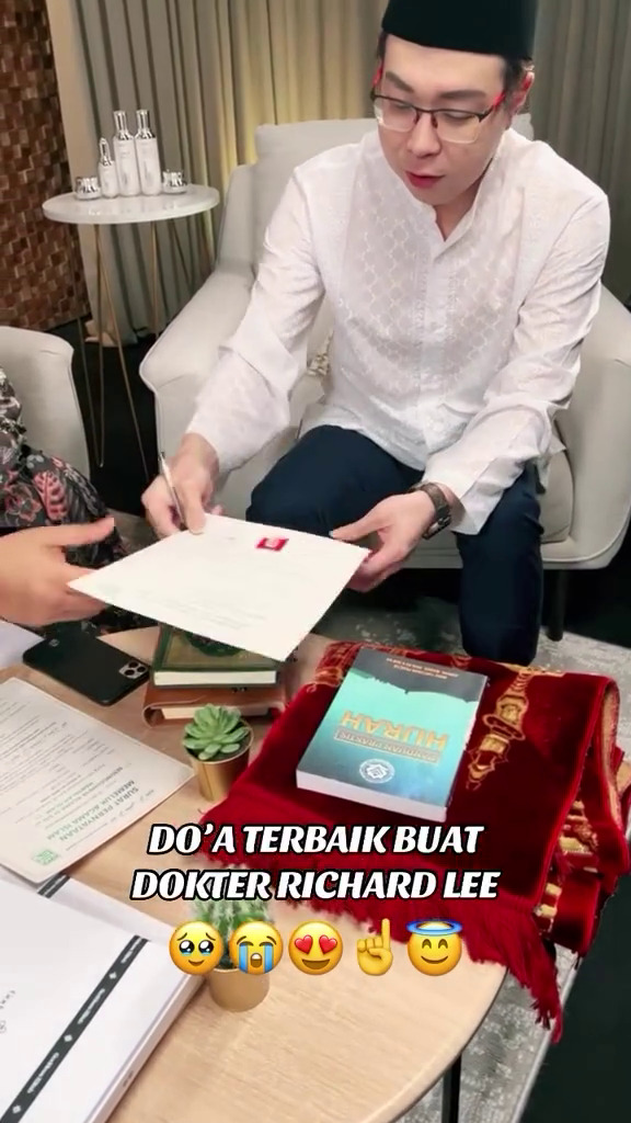 Resmi mualaf, 9 momen dr. Richard Lee tanda tangan sertifikat dan solat bareng ustaz Derry Sulaiman