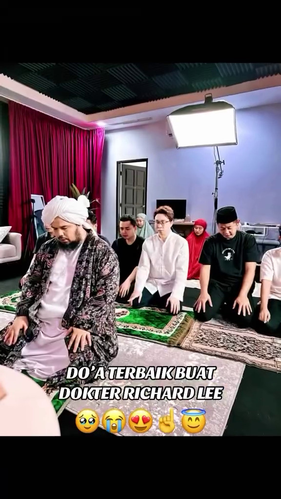 Resmi mualaf, 9 momen dr. Richard Lee tanda tangan sertifikat dan solat bareng ustaz Derry Sulaiman