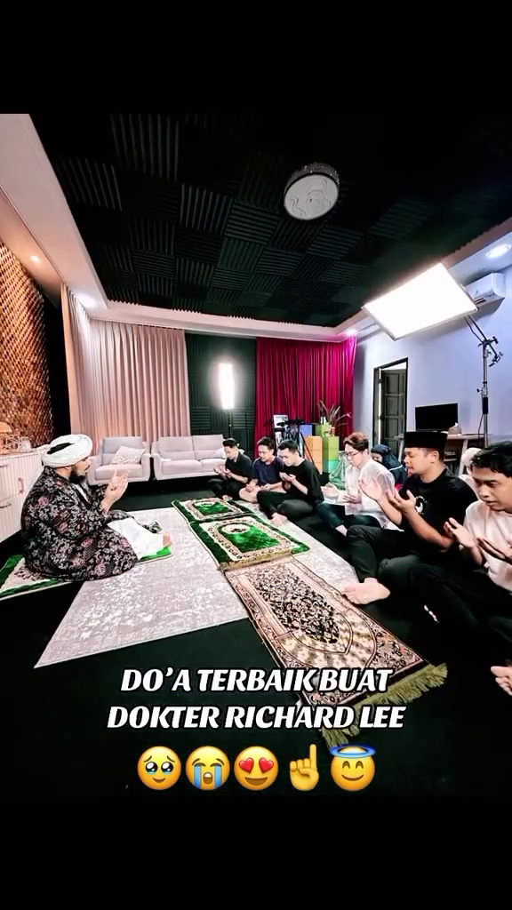Resmi mualaf, 9 momen dr. Richard Lee tanda tangan sertifikat dan solat bareng ustaz Derry Sulaiman