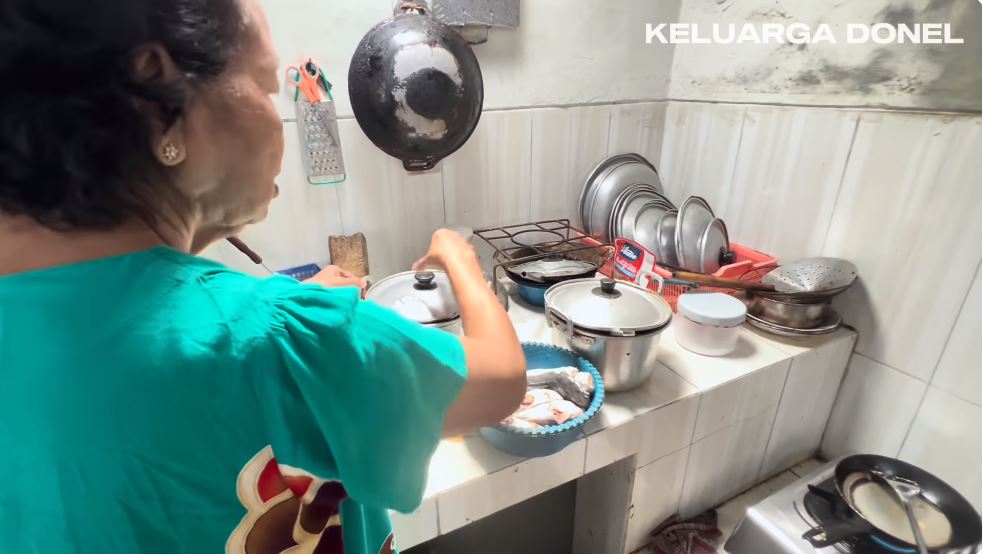 Masih beratap seng, begini 9 potret dapur Nella Kharisma di kampung halaman