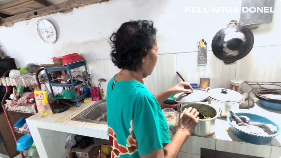 Masih beratap seng, begini 9 potret dapur Nella Kharisma di kampung halaman