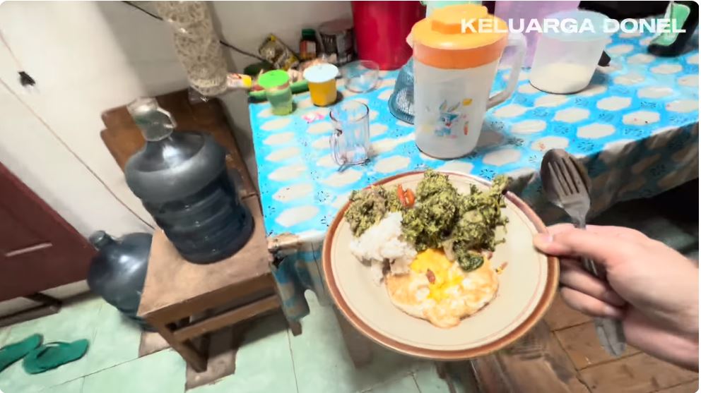 Masih beratap seng, begini 9 potret dapur Nella Kharisma di kampung halaman