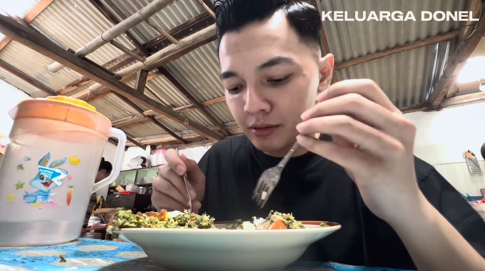 Masih beratap seng, begini 9 potret dapur Nella Kharisma di kampung halaman