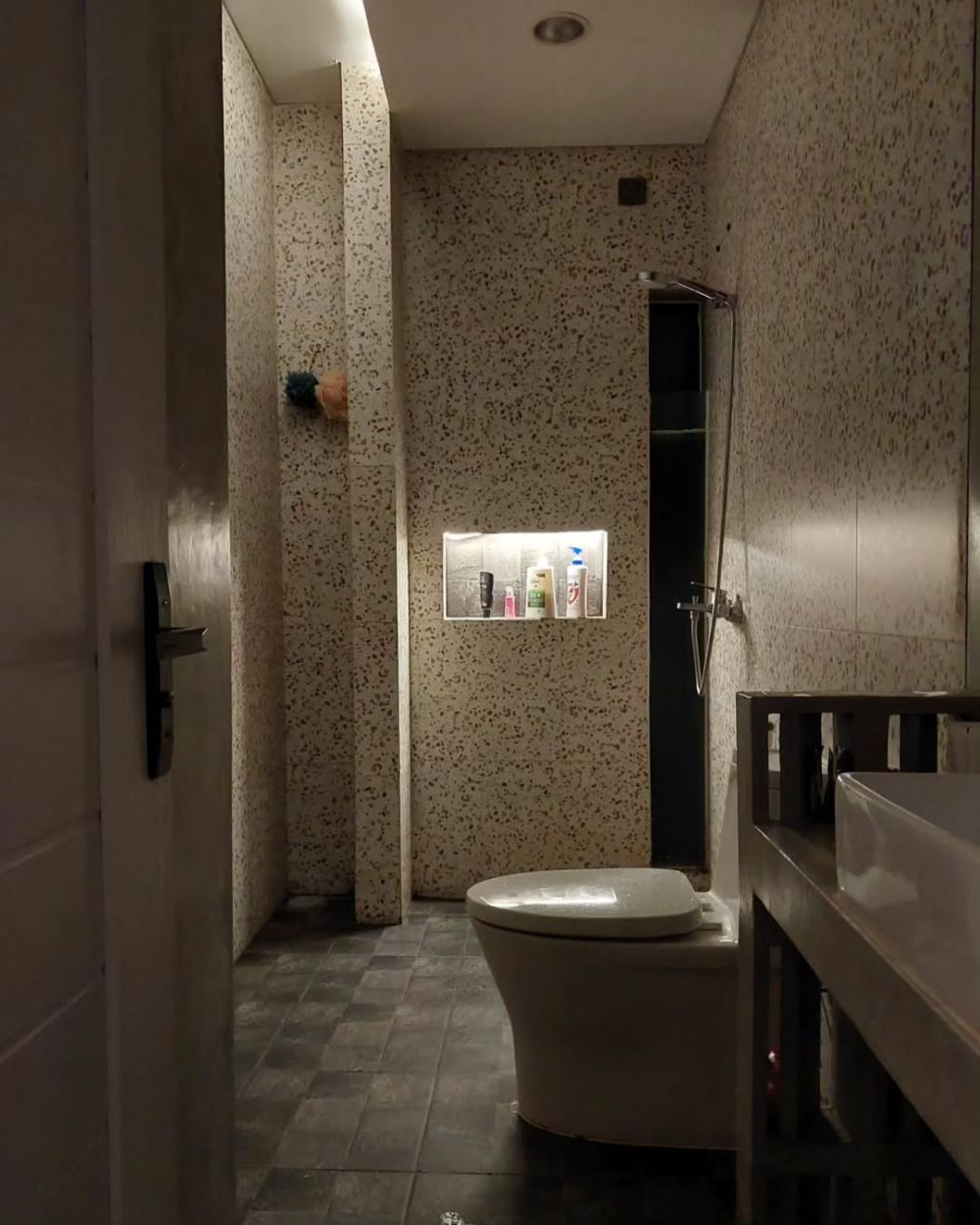 Tak masalah tinggal di area rawan banjir, 9 potret rumahnya usai renovasi jadi antibanjir bikin kagum