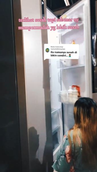 Kulkasnya elit bangunannya sulit, 9 potret dapur rumah kayu ini penataannya bikin salah fokus