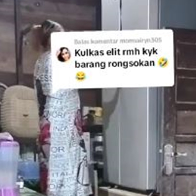 Kulkasnya elit bangunannya sulit, 9 potret dapur rumah kayu ini penataannya bikin salah fokus