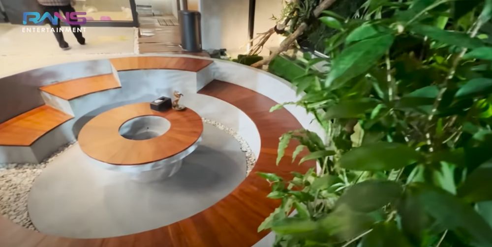 Ada pohon yang disebut di Alquran, begini 9 potret kolam renang di rumah mewah Atta Halilintar