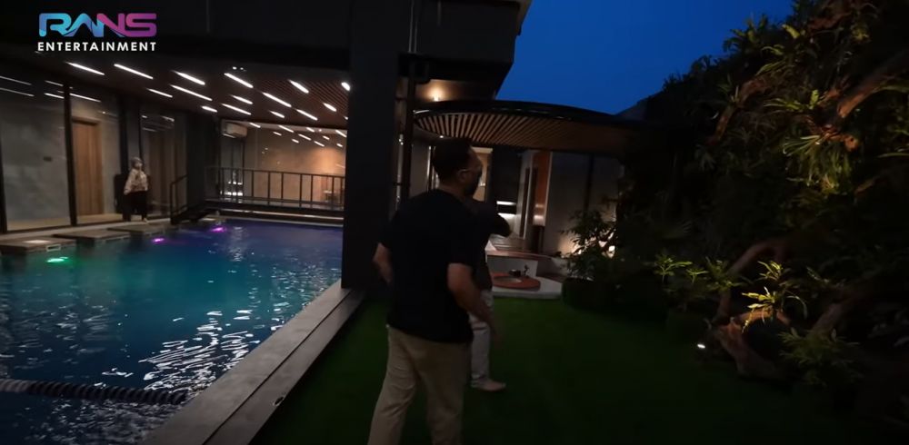 Ada pohon yang disebut di Alquran, begini 9 potret kolam renang di rumah mewah Atta Halilintar