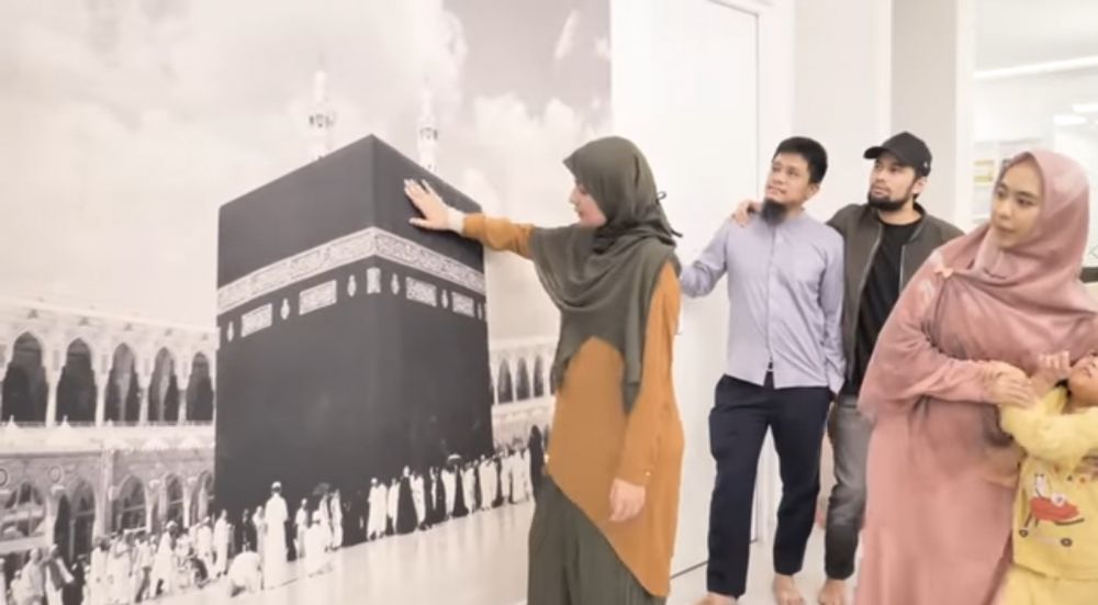 Ada pintu sekat untuk tamu pria, 11 potret ruang makan Oki Setiana Dewi Huniannya bernuansa islami