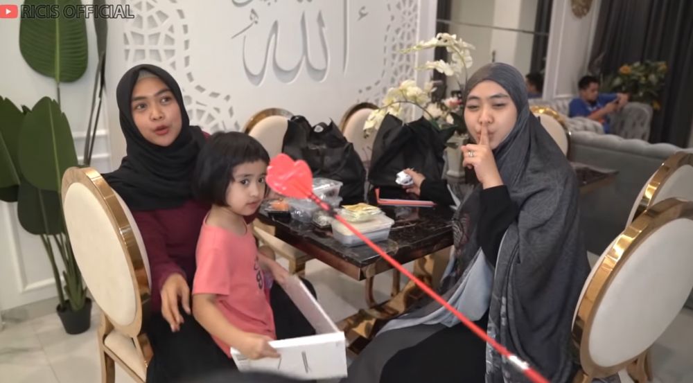 Ada pintu sekat untuk tamu pria, 11 potret ruang makan Oki Setiana Dewi Huniannya bernuansa islami