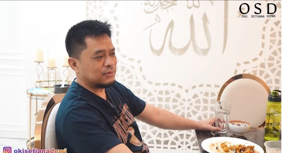 Ada pintu sekat untuk tamu pria, 11 potret ruang makan Oki Setiana Dewi Huniannya bernuansa islami