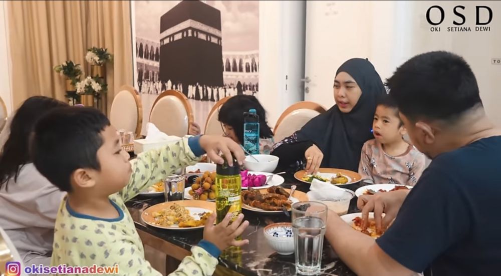 Ada pintu sekat untuk tamu pria, 11 potret ruang makan Oki Setiana Dewi Huniannya bernuansa islami