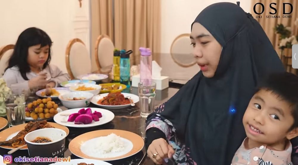 Ada pintu sekat untuk tamu pria, 11 potret ruang makan Oki Setiana Dewi Huniannya bernuansa islami