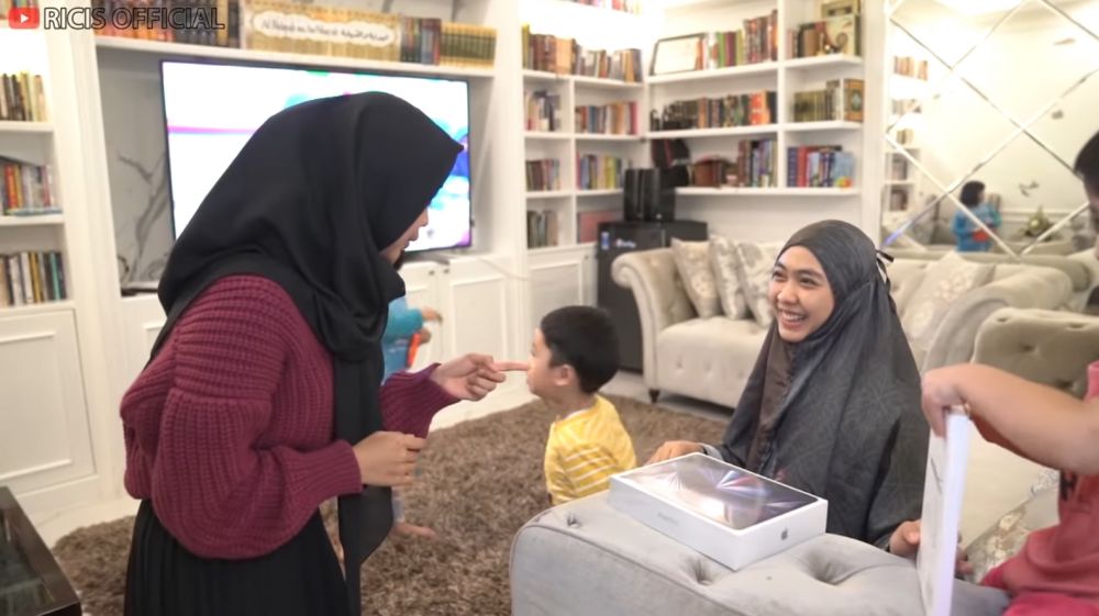 Ada pintu sekat untuk tamu pria, 11 potret ruang makan Oki Setiana Dewi Huniannya bernuansa islami