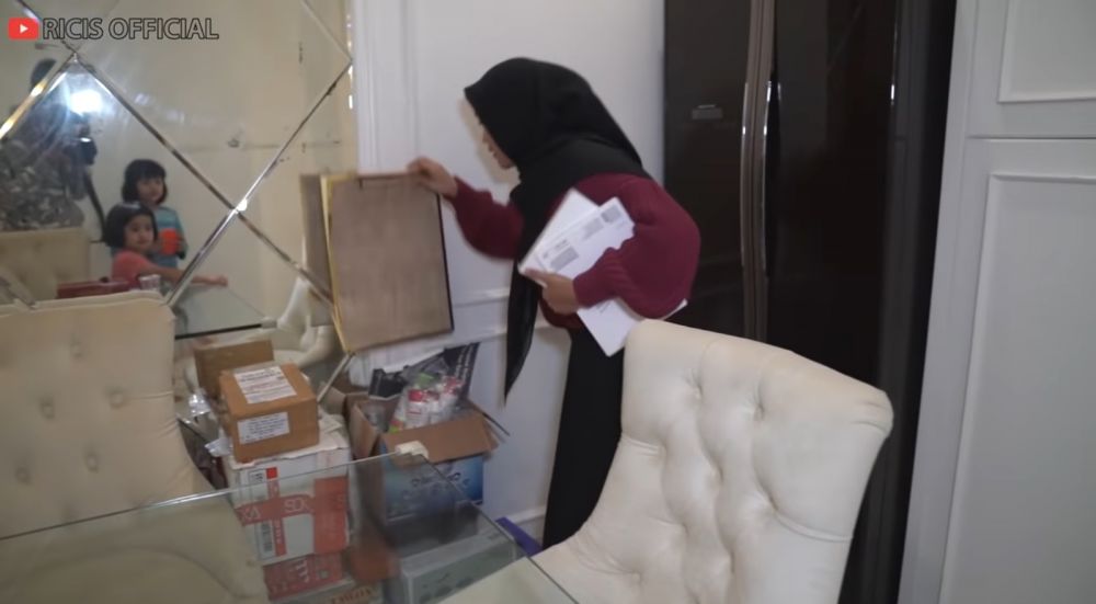 Ada pintu sekat untuk tamu pria, 11 potret ruang makan Oki Setiana Dewi Huniannya bernuansa islami