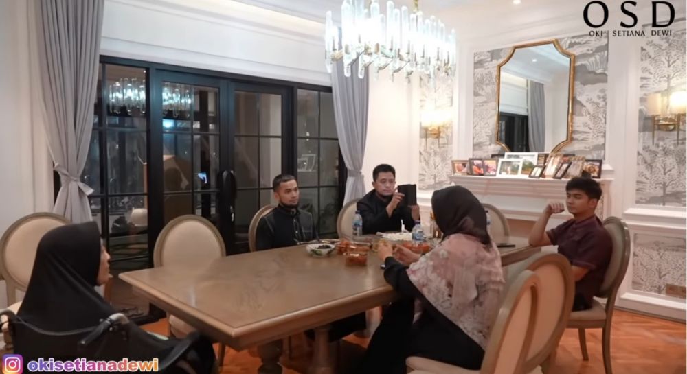 Ada pintu sekat untuk tamu pria, 11 potret ruang makan Oki Setiana Dewi Huniannya bernuansa islami