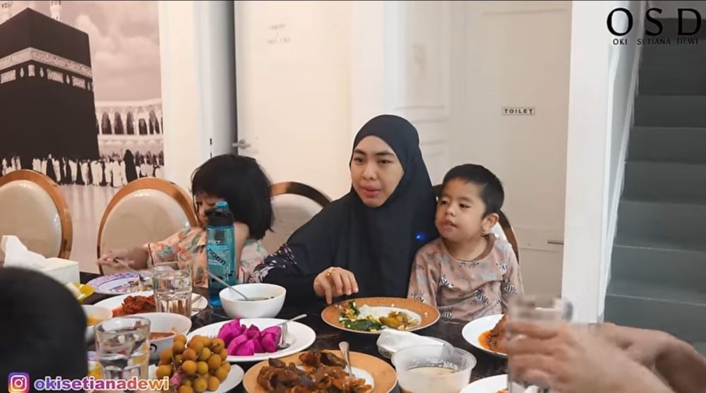 Ada pintu sekat untuk tamu pria, 11 potret ruang makan Oki Setiana Dewi Huniannya bernuansa islami