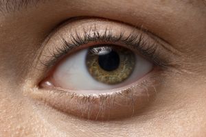 Nggak usah beli eye mask, ini trik menghilangkan kantung mata pakai eye cream dari 3 jenis minyak