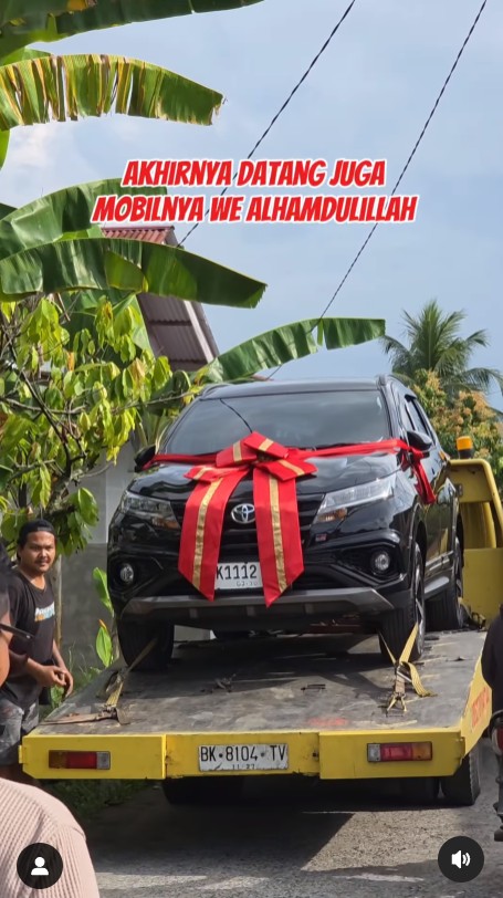 Dicibir kerjanya cuma joget di TikTok, Surya Manurung pengidap sindrom langka pamer bisa beli mobil