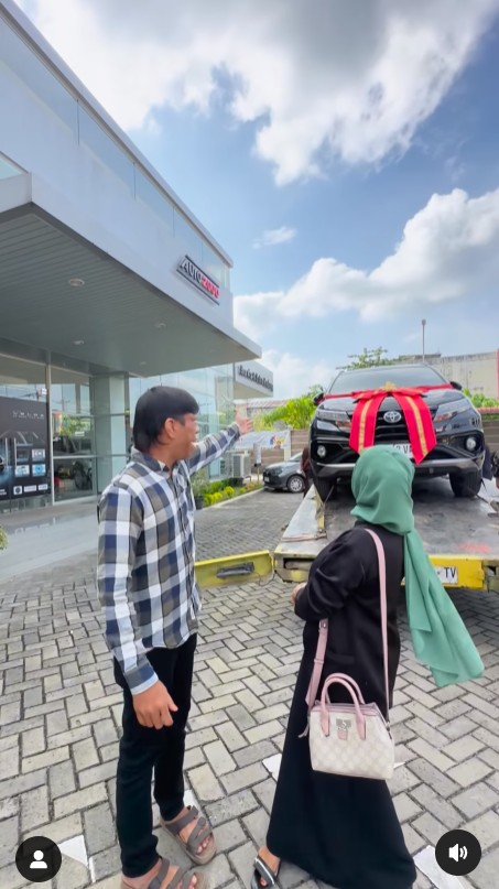 Dicibir kerjanya cuma joget di TikTok, Surya Manurung pengidap sindrom langka pamer bisa beli mobil
