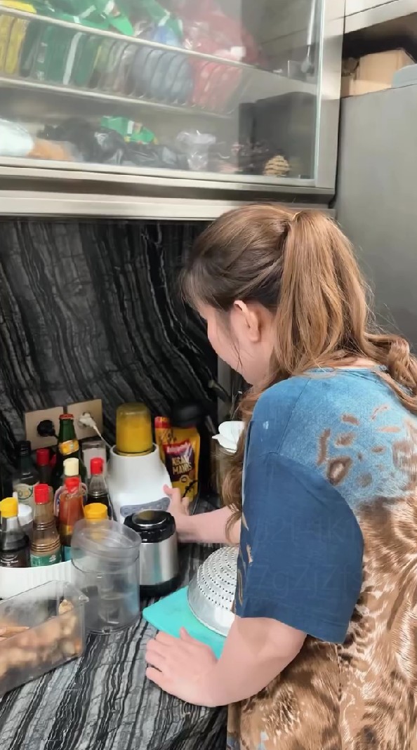 Bos skincare tapi dapurnya sempit, 9 potret area masak Melvina Husyanti ini bak gang senggol