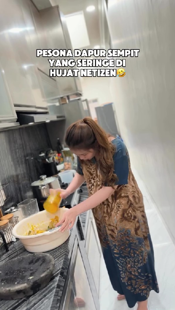 Bos skincare tapi dapurnya sempit, 9 potret area masak Melvina Husyanti ini bak gang senggol