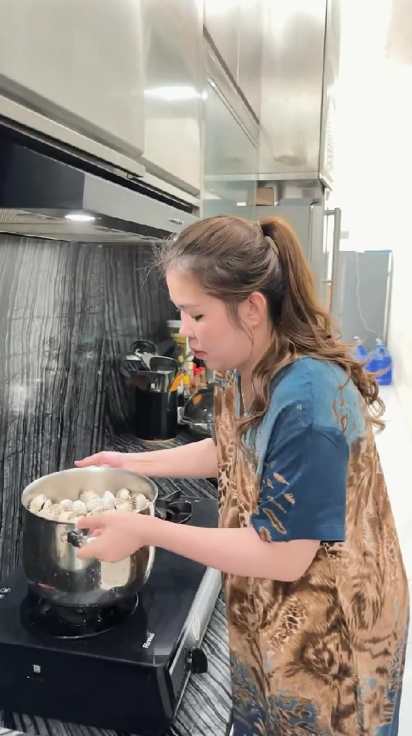 Bos skincare tapi dapurnya sempit, 9 potret area masak Melvina Husyanti ini bak gang senggol