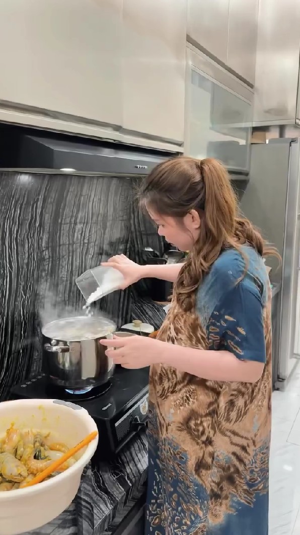 Bos skincare tapi dapurnya sempit, 9 potret area masak Melvina Husyanti ini bak gang senggol