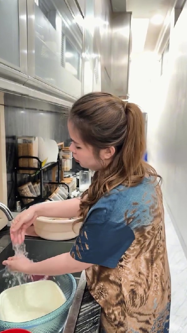 Bos skincare tapi dapurnya sempit, 9 potret area masak Melvina Husyanti ini bak gang senggol