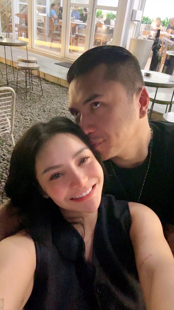 Move on usai suami selingkuh dengan ART, Mawar AFI kini gandeng kekasih baru, ini 7 momen mesranya