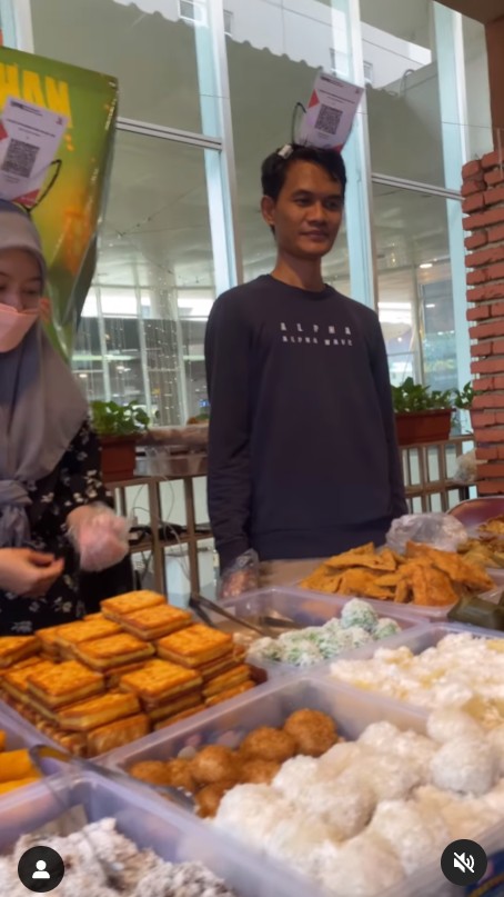 Epy Kusnandar keluar dari Preman Pensiun, 9 potret Karina Ranau banting tulang jual takjil ini dipuji