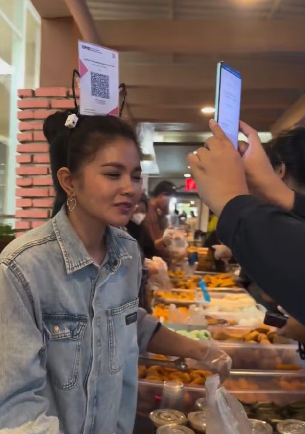 Epy Kusnandar keluar dari Preman Pensiun, 9 potret Karina Ranau banting tulang jual takjil ini dipuji