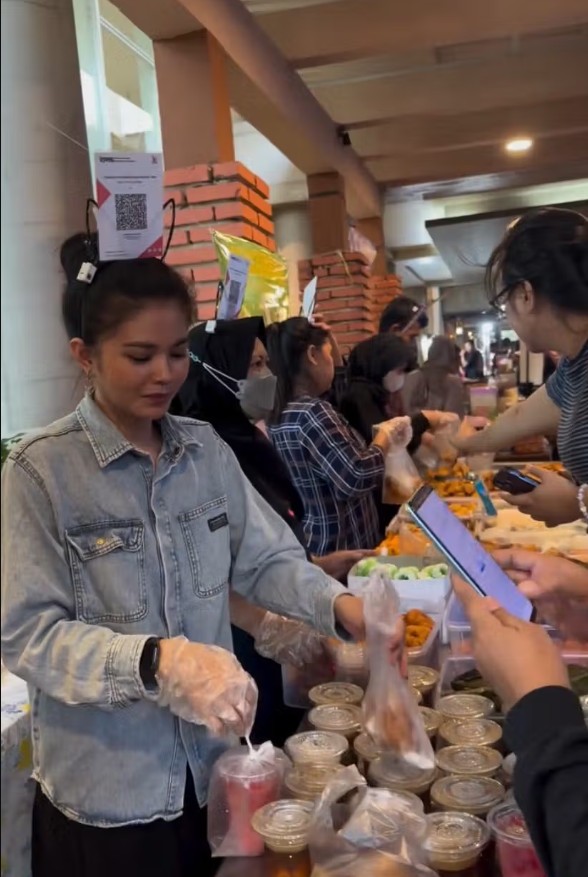 Epy Kusnandar keluar dari Preman Pensiun, 9 potret Karina Ranau banting tulang jual takjil ini dipuji