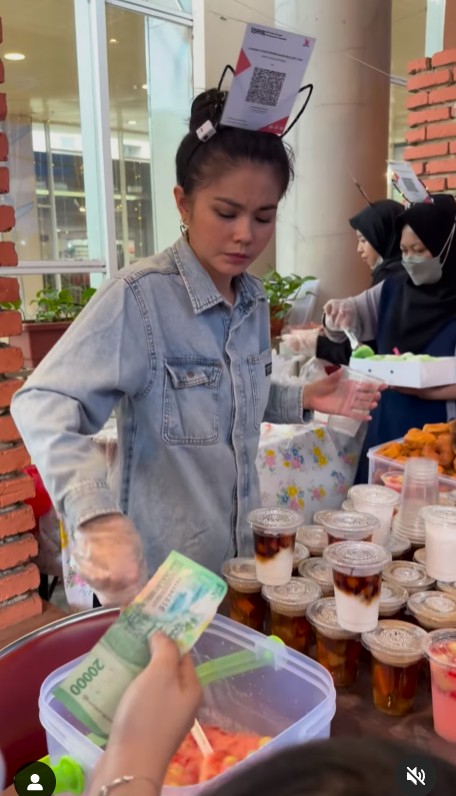 Epy Kusnandar keluar dari Preman Pensiun, 9 potret Karina Ranau banting tulang jual takjil ini dipuji