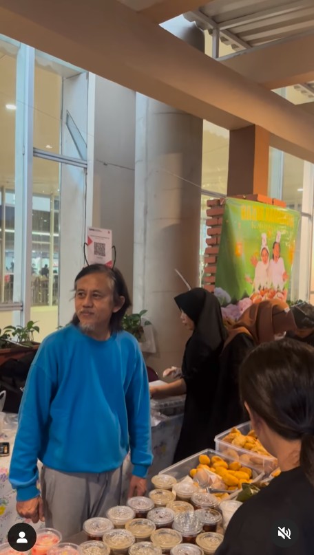 Epy Kusnandar keluar dari Preman Pensiun, 9 potret Karina Ranau banting tulang jual takjil ini dipuji