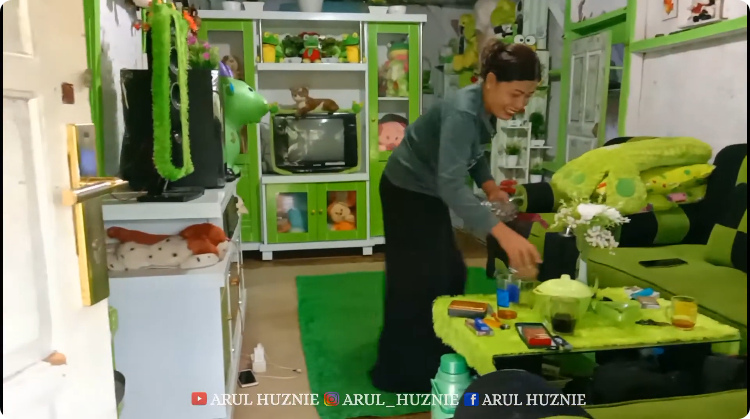 Tampak seperti hunian sederhana di desa, 9 potret bagian dalam rumah ini desainnya unik serba hijau