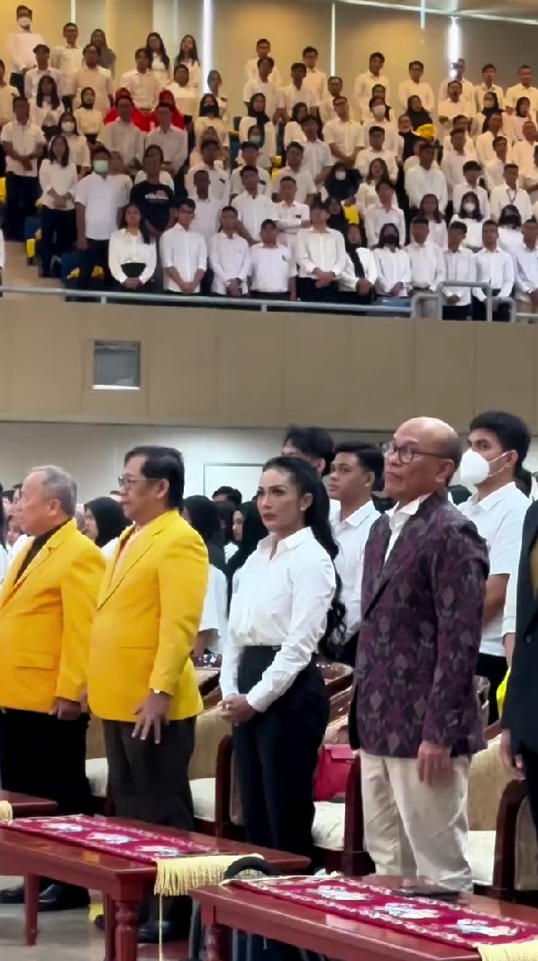 Krisdayanti tak gengsi kuliah S1 di usia 49 tahun, 9 momen Ospek-nya ini seperti panggung konser diva