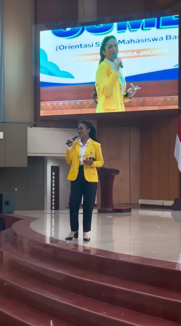 Krisdayanti tak gengsi kuliah S1 di usia 49 tahun, 9 momen Ospek-nya ini seperti panggung konser diva